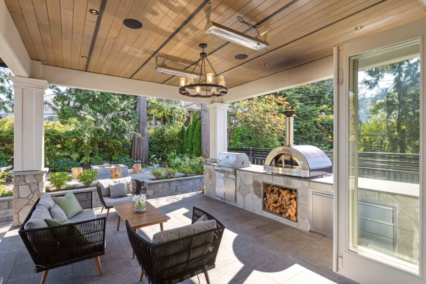Covered patio with wood-burning pizza oven and heaters